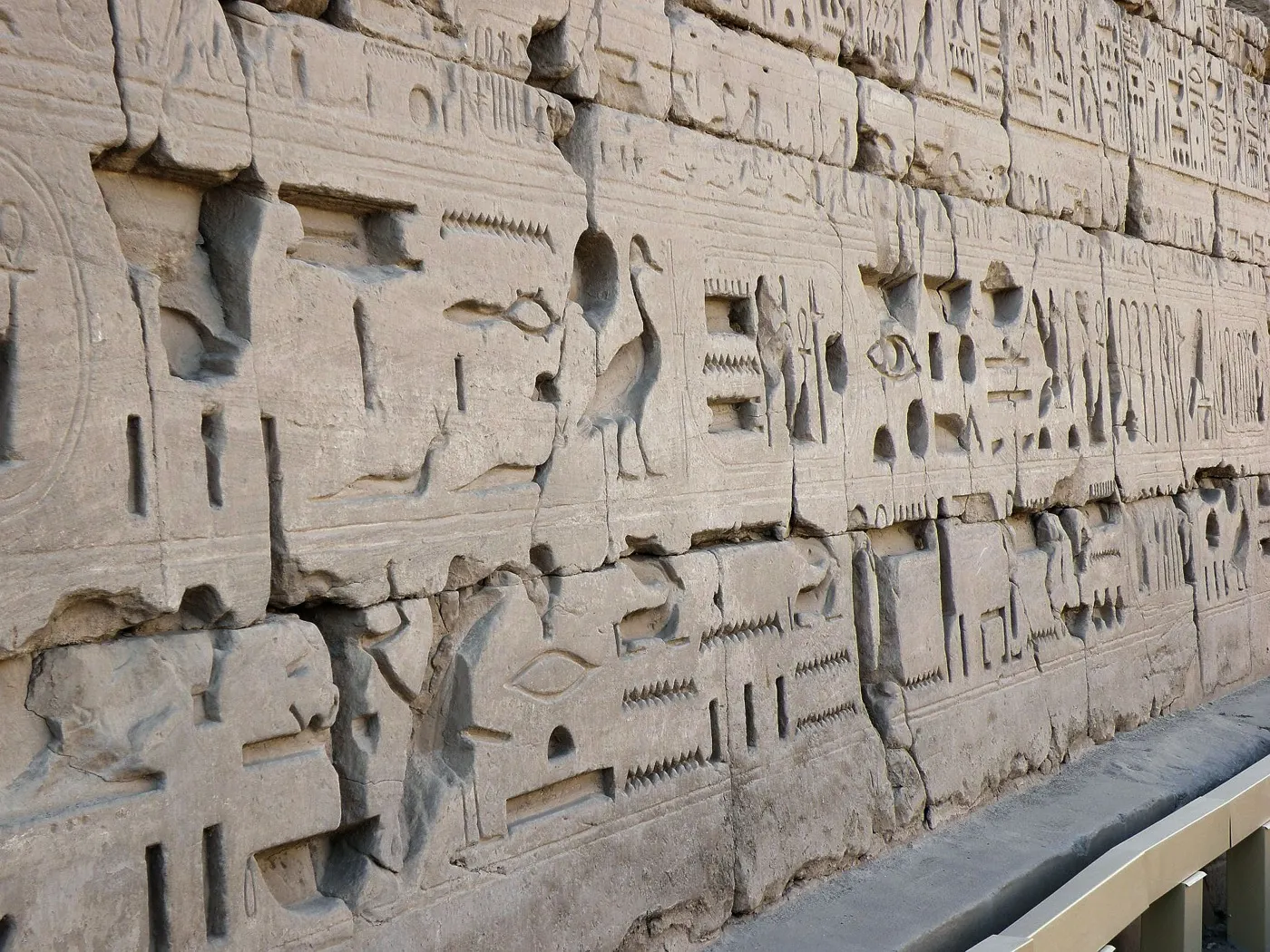 Hieroglyphenschrift an einer Tempelwand in Karnak