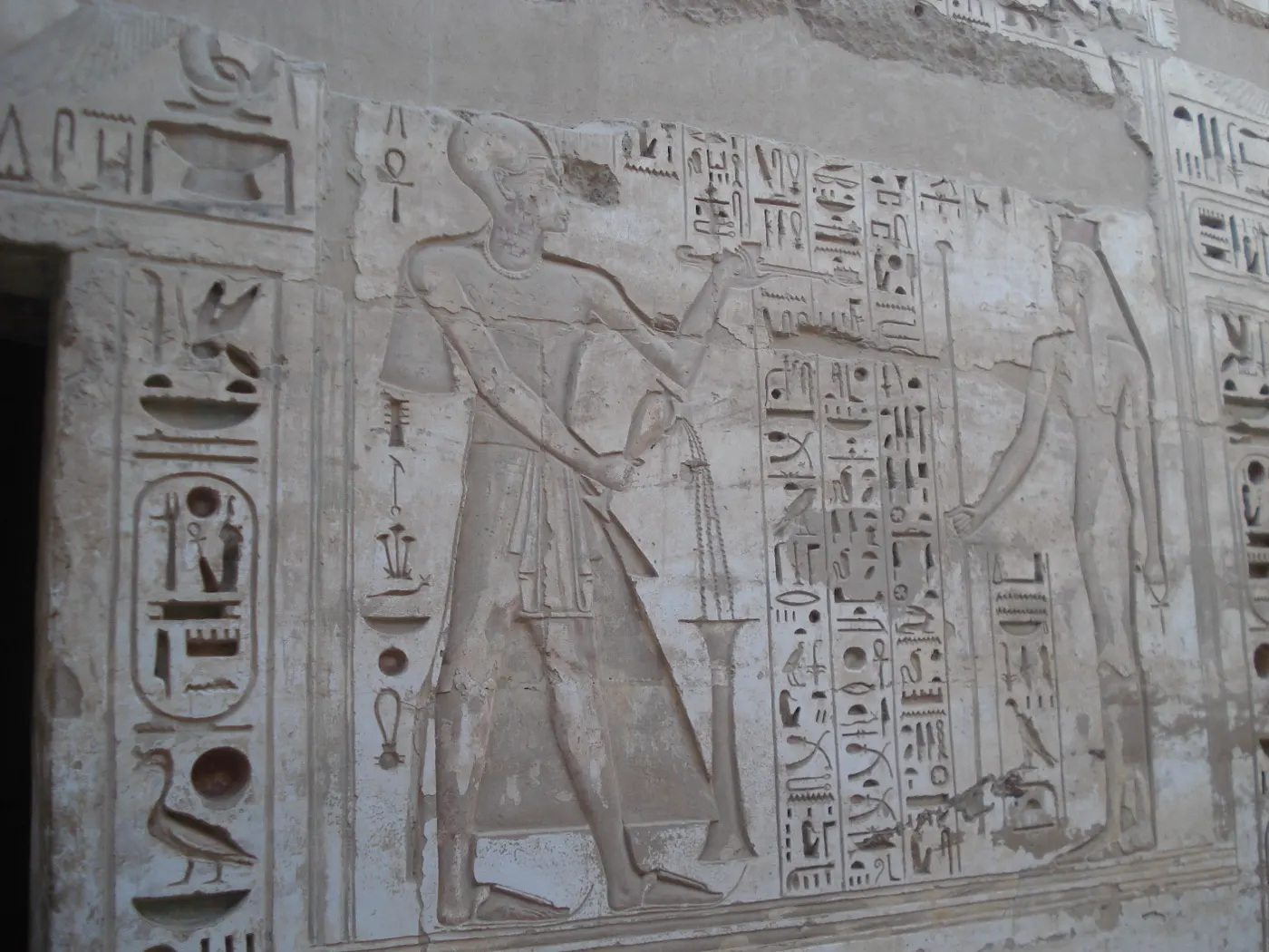 Reliefschmuck mit Hieroglyphen an einer Tempelwand in Karnak