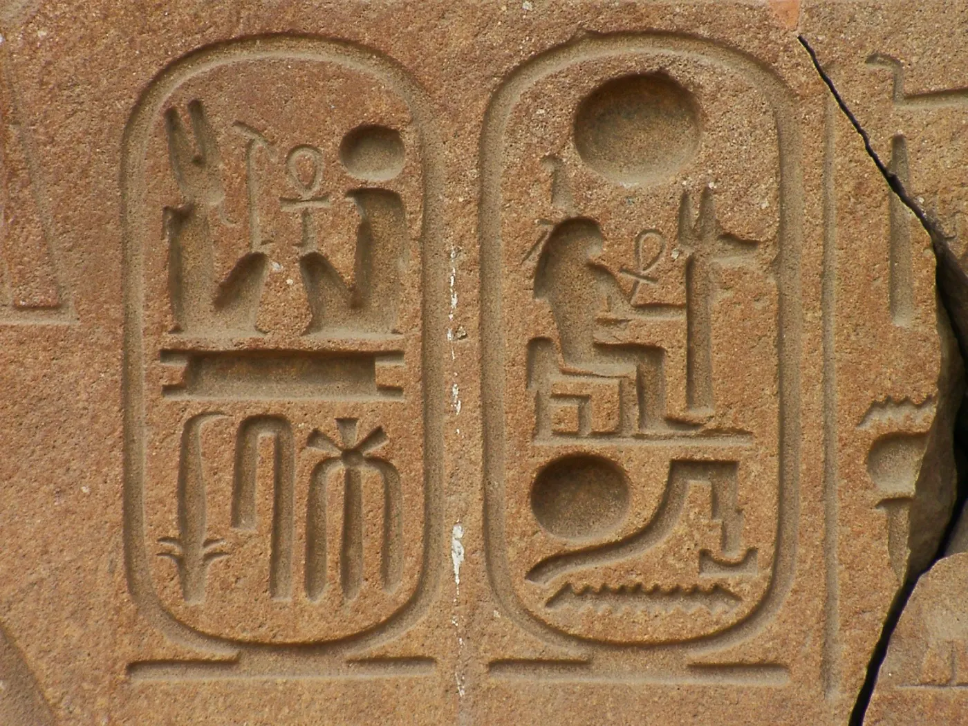 In Stein gemeißelte Kartuschen mit dem Namen Ramses II. in Tanis